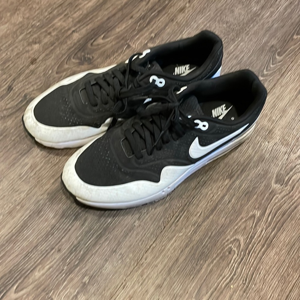 Nike air max sneaker Black and White 11.5